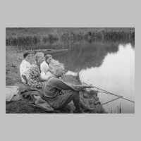 105-0523 Eine kleine Sonntagerholung am Wasser mit der Familie Runge.jpg